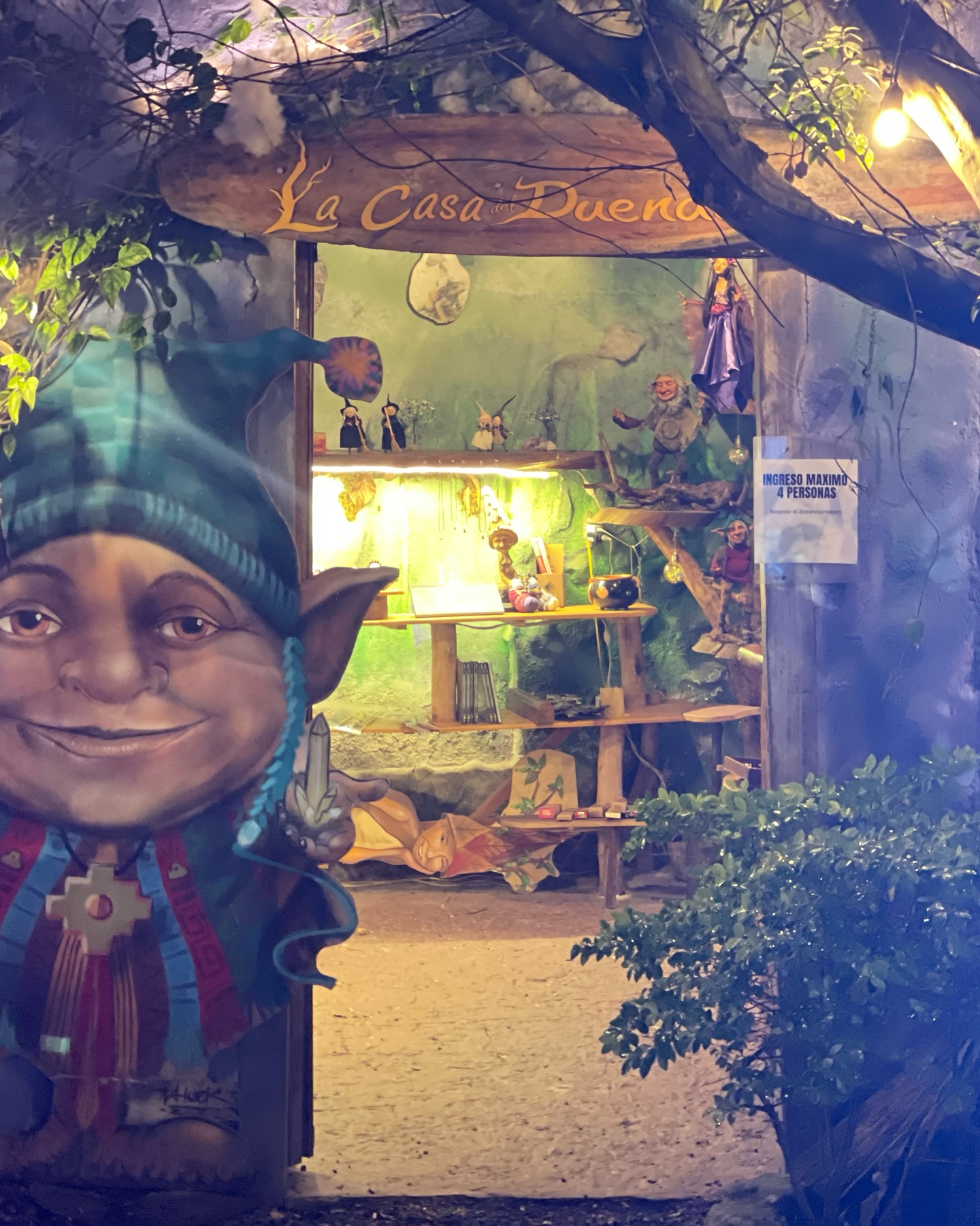 Sendero mágico entre árboles y figuras